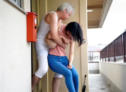Cô vợ mới cưới bị bố chồng già sàm sỡ