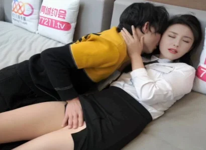 Cô thư ký trẻ phục vụ sếp ngầm vì tiền