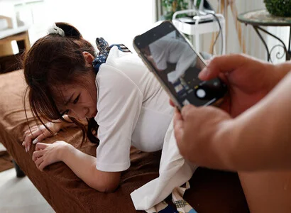 Em nhân viên ở tiệm triệt lông đã hiếp cô ấy