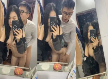 Hai người trẻ ân ái với nhau trước gương