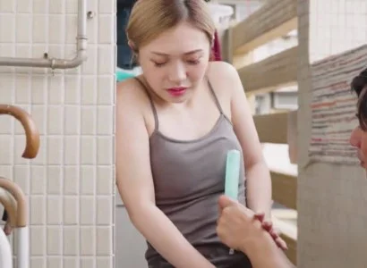 Người chồng trẻ giúp em dâu thực hiện thiên chức