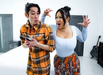 Anh con trai giúp mẹ kế xăm trổ hàng múp lên đỉnh