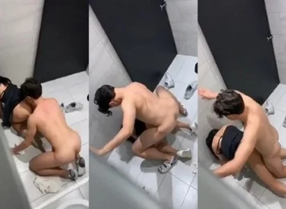 Cả hai người đang quan hệ trong WC, không hay biết bị quay