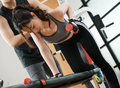 Người phụ nữ thiếu thốn và anh PT may mắn âm ái với nhau